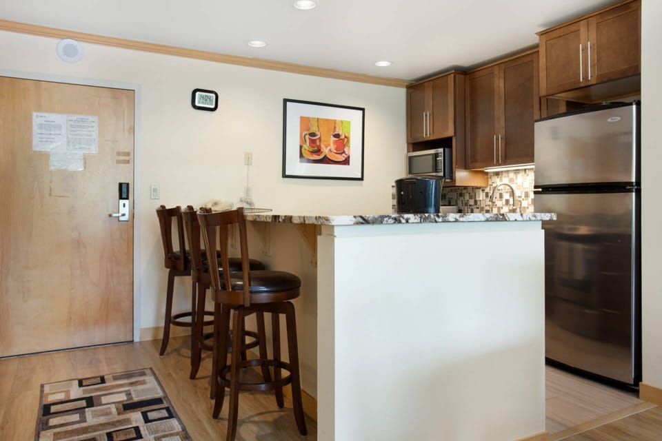 Seating for 3 at the Breakfast Bar.