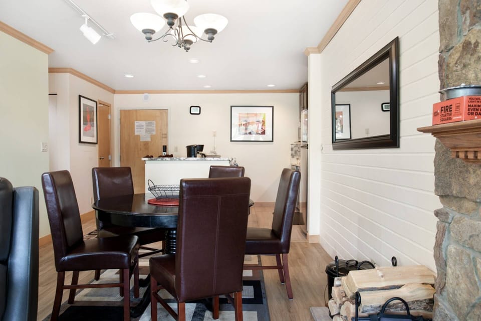 Dining with Seating for 5.