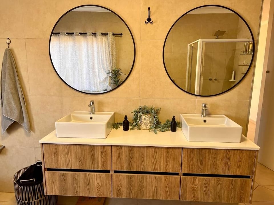 MAIN BATHROOM