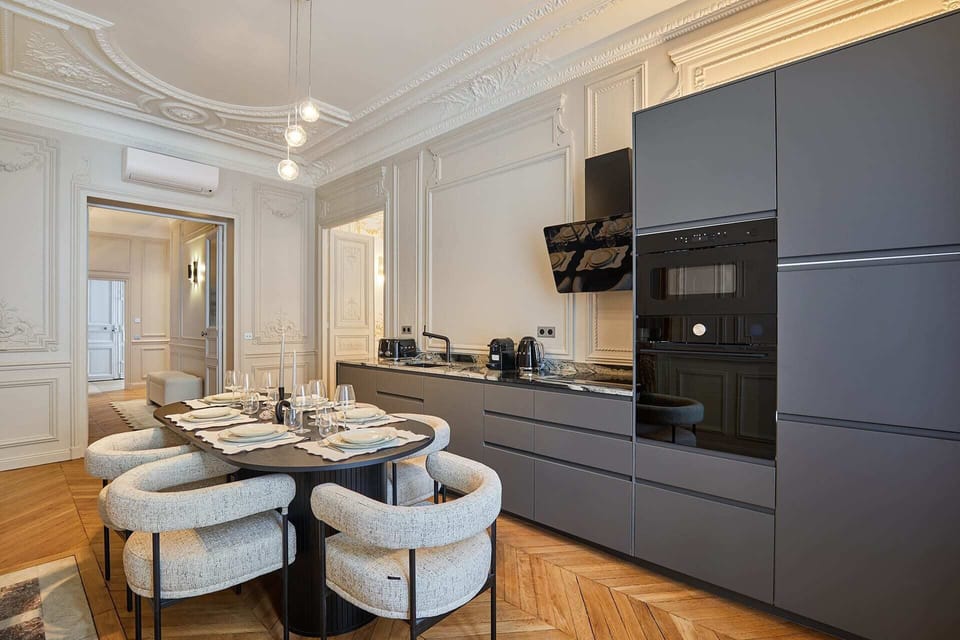 salle à manger avec superbe cuisine américaine entièrement équipée
