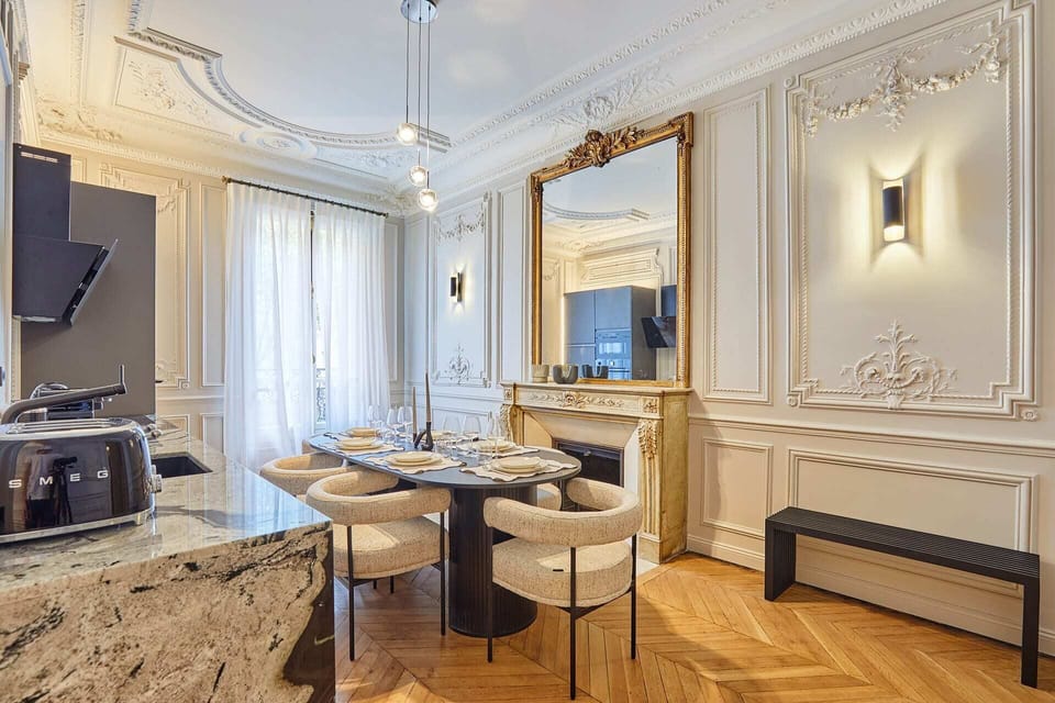 salle à manger avec superbe cuisine américaine entièrement équipée