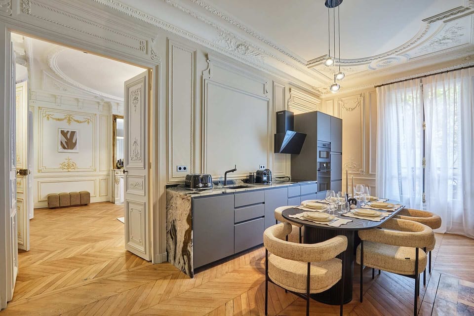 salle à manger avec superbe cuisine américaine entièrement équipée