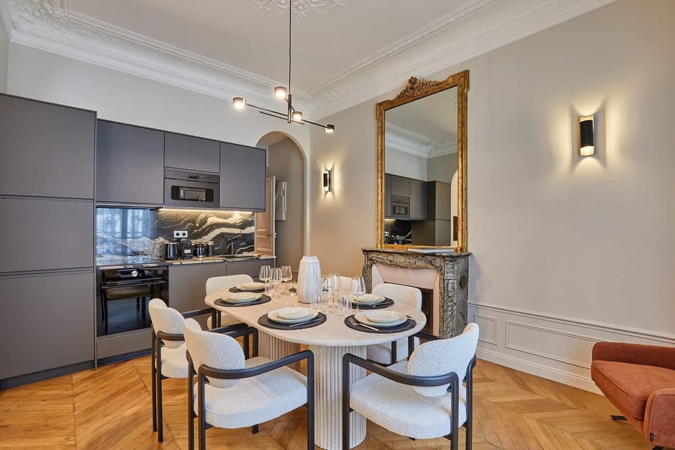 Cuisine ouverte entièrement équipée avec belle salle à manger