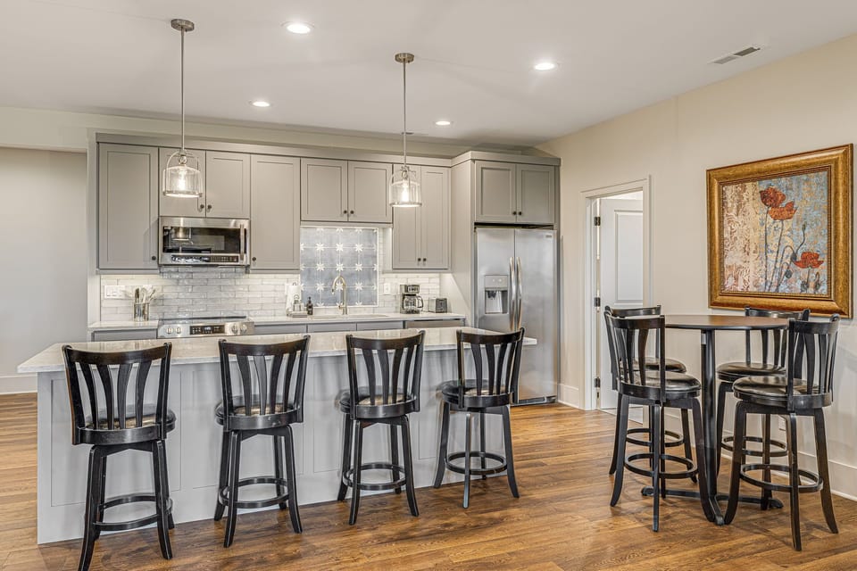 Lower Level - Fully Equipped Kitchen w/ Breakfast Bar Seating