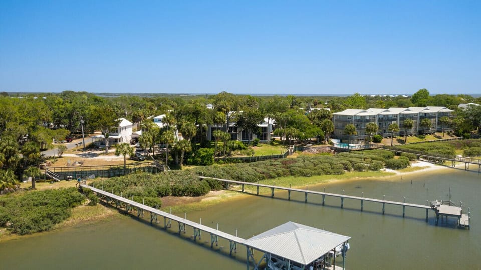 The dock with fishing platform