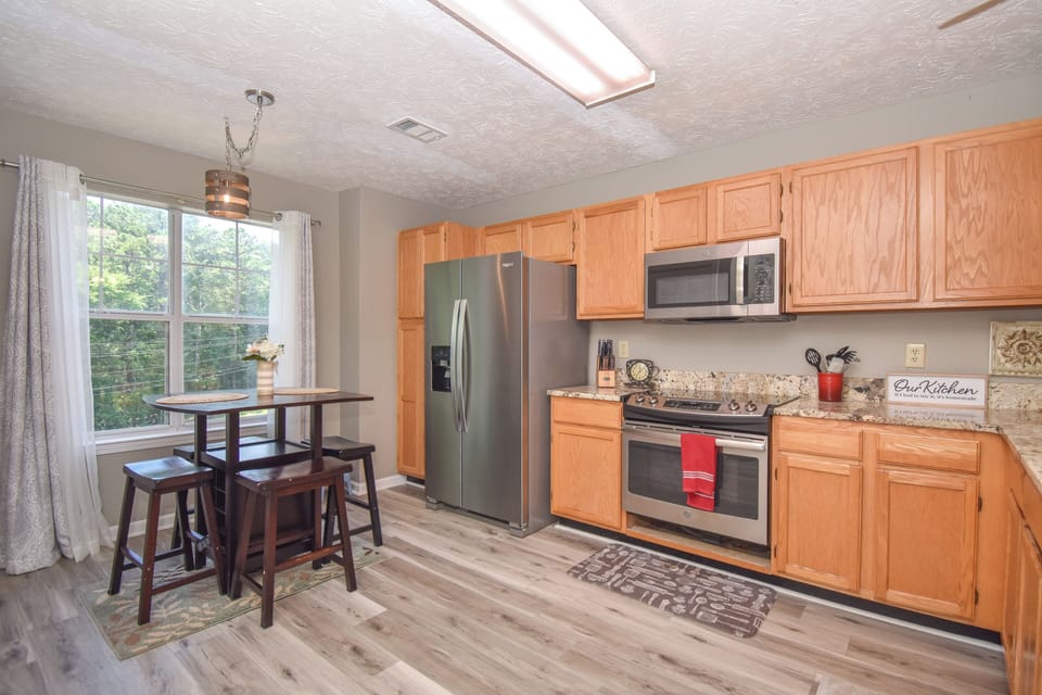 Breakfast Table/ Kitchen