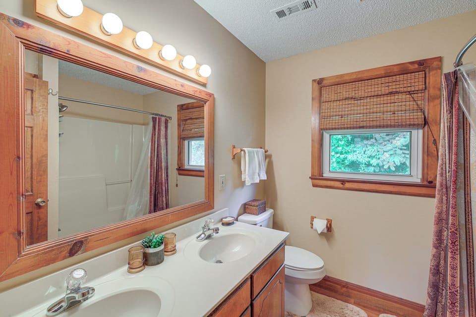 Full Bathroom | 2nd Floor