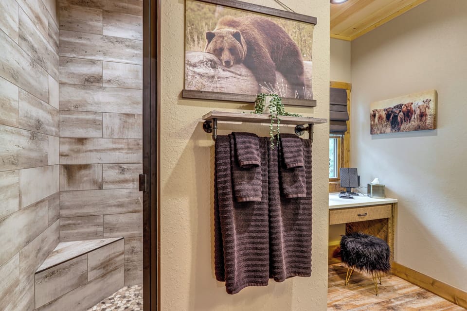 Full Bathroom | Main Level | Complimentary Toiletries