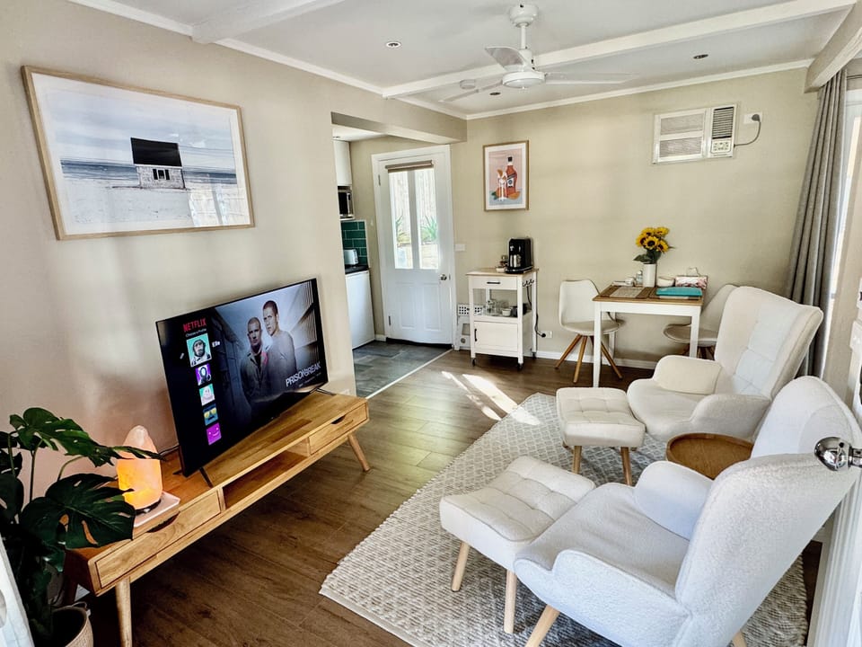 Studio 1 queen bed suite - TV lounge, dining table and kitchenette