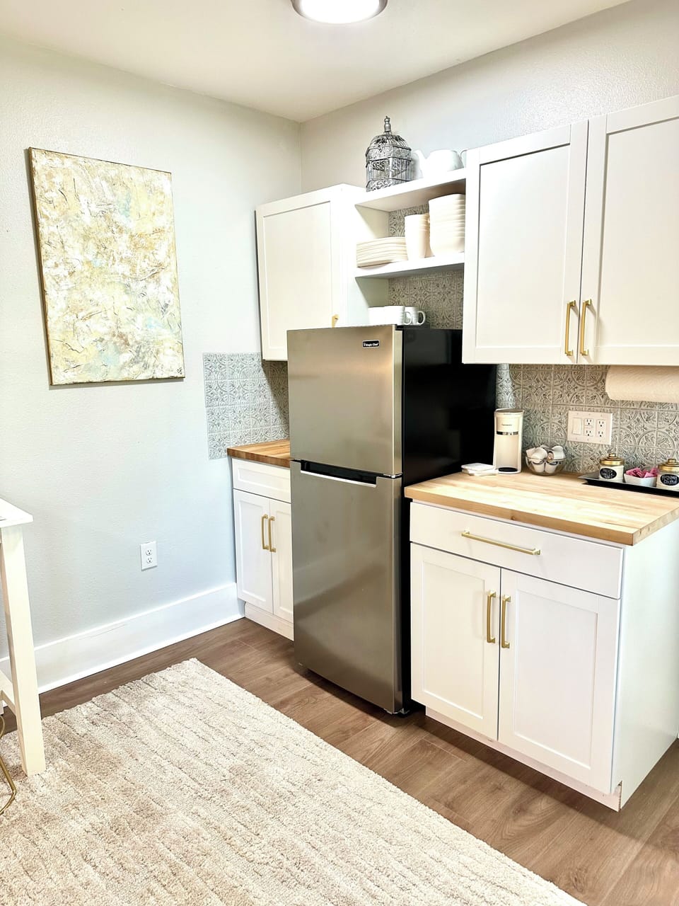 Kitchenette equipped with small appliances to meet all your cooking needs!