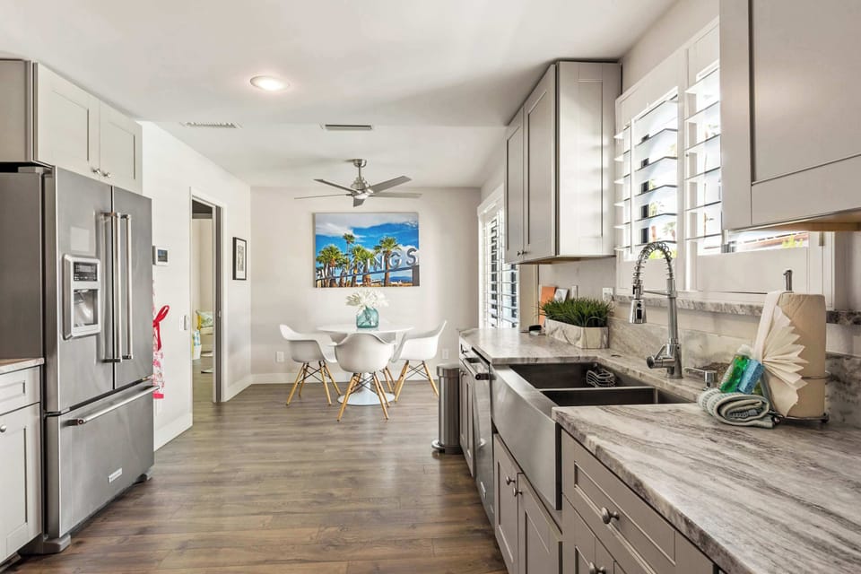 Fully equipped kitchen with many dining spaces to enjoy your meals