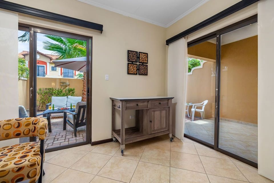 Beautiful Gold Coast Gem ~ Pools ~ Tennis ~ Gym! (21677)
