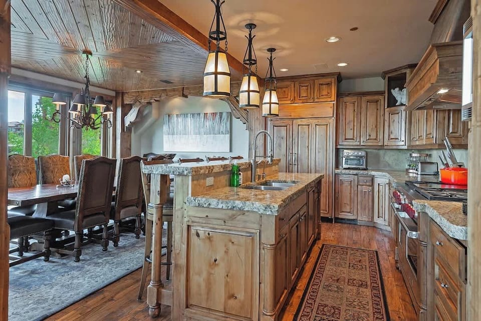 Gourmet Kitchen & Dining Area