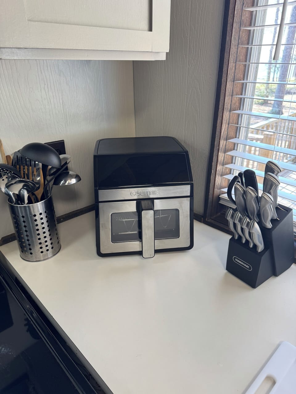 Air fryer, kitchen utensils and knife set.