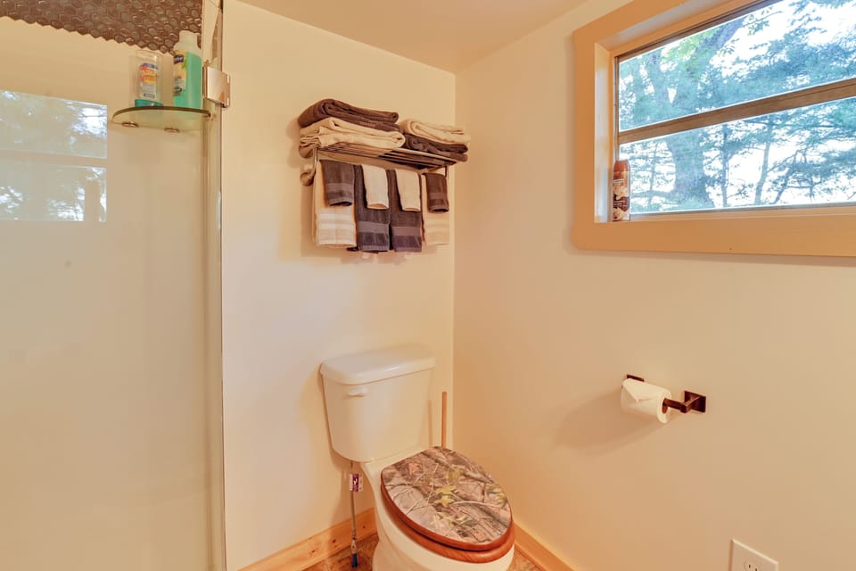 Full Bathroom | Main Level | Complimentary Toiletries