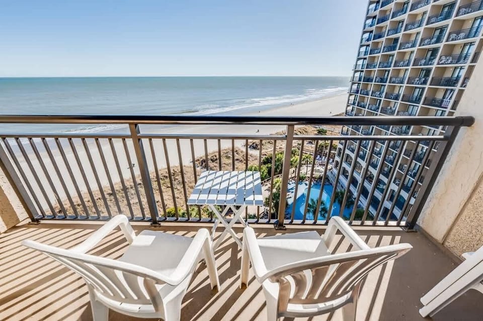 Balcony with Amazing Views of the Ocean
