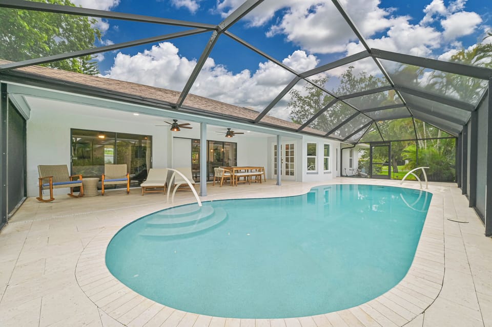 Bonita Vanderbilt - Two deck jets can be switched on along the back side and provide a nice tropical ambiance.