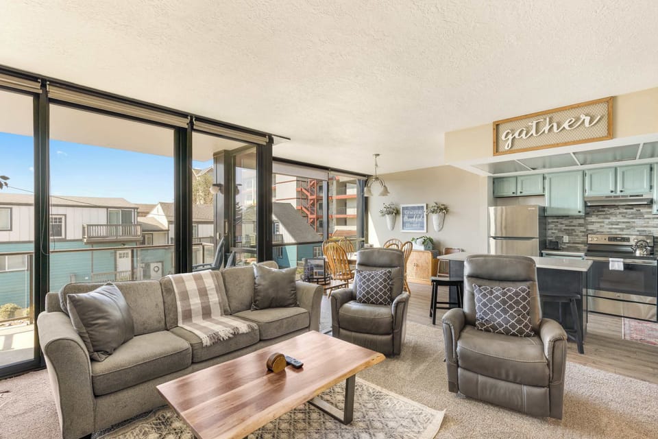 Open floor plan with ample seating for all to gather round. With views of the beach from the balcony and quick access to toes in the sand. 