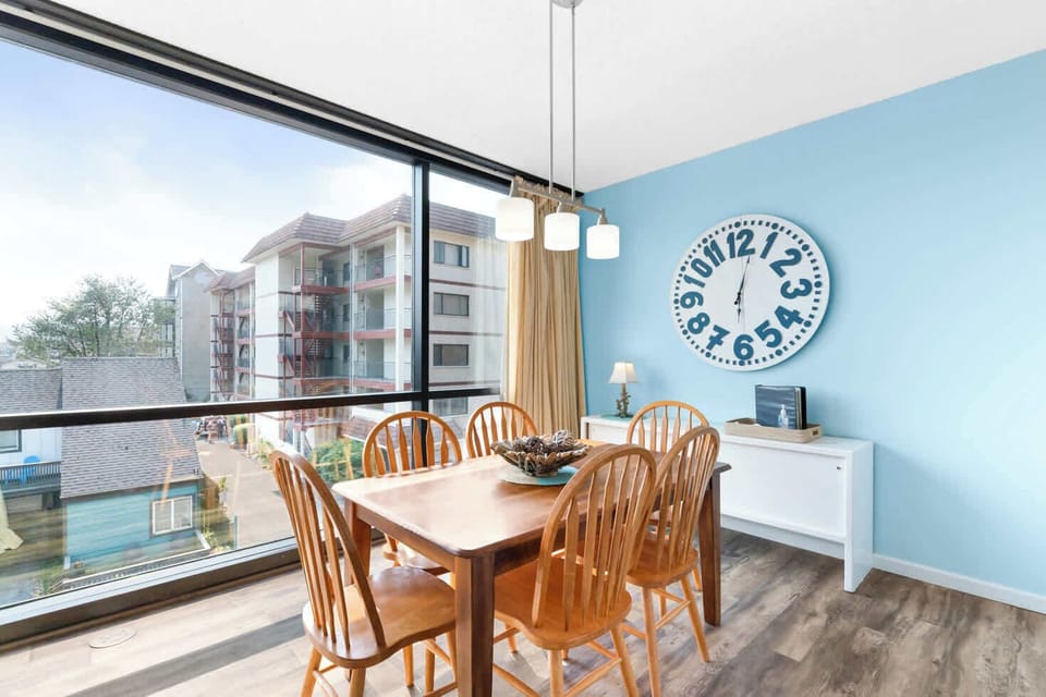 Dine in style with lovely views! This comfortable dining space is perfect for enjoying meals together.