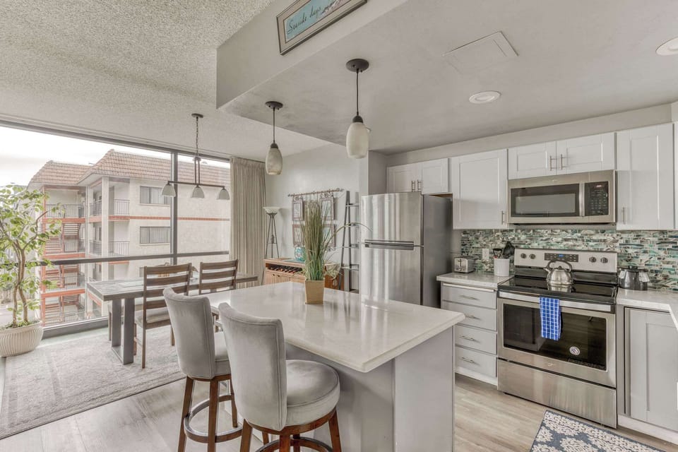 A well stocked kitchen to prepare your meals, or re-heat the left overs after enjoy all the walkable dinning options.
