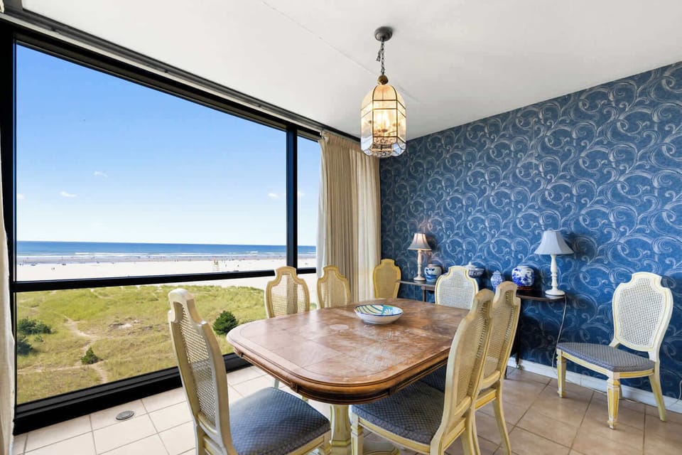 Dine with a view! Enjoy delicious meals with breathtaking oceanfront scenery. 