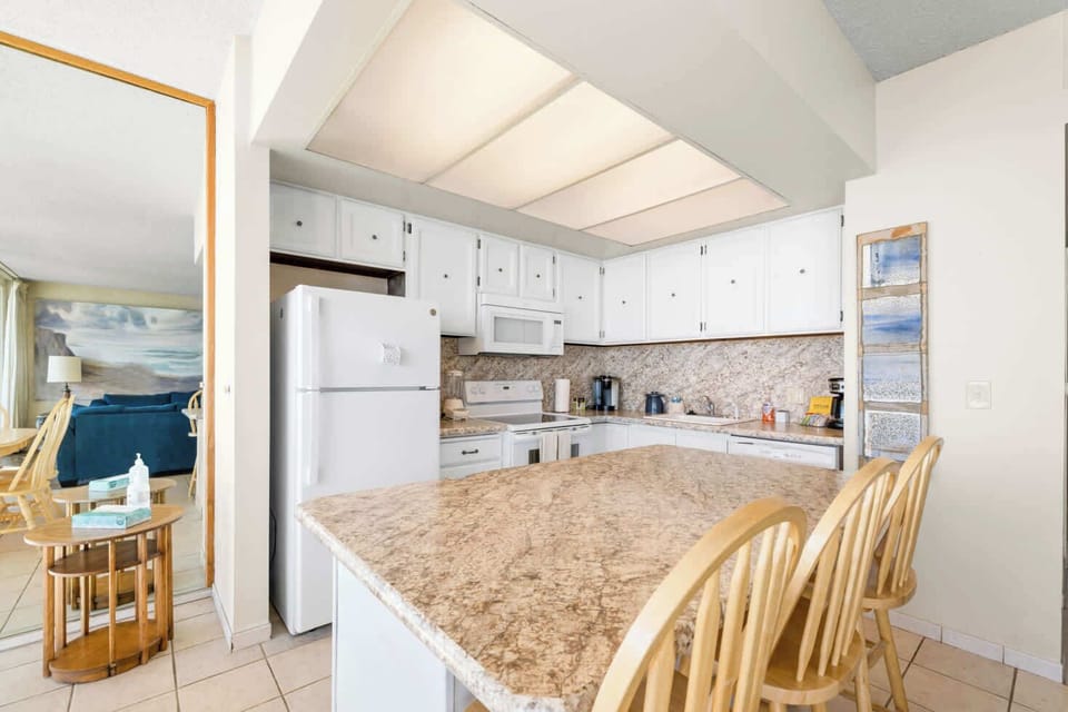 A well stocked kitchen to prepare your meals, or re-heat the left overs after enjoy all the walkable dinning options.