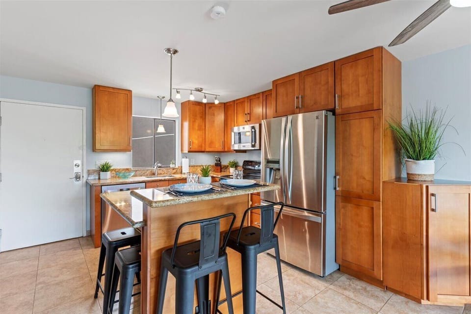 4 bonus seats at the breakfast bar