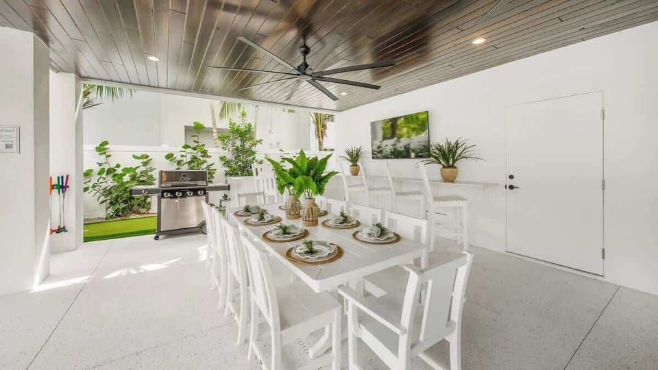 Daytime - Covered Pool Area - High Chairs - HD TV, BBQ Grill