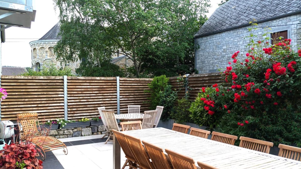 De la terrasse exposée au soleil de fin d'après midi, vous verrez l'église classée de Xhignesse