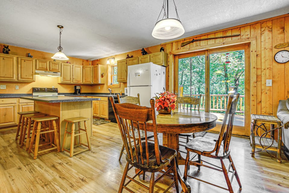 Dining Area | Dishware/Flatware | Main Floor