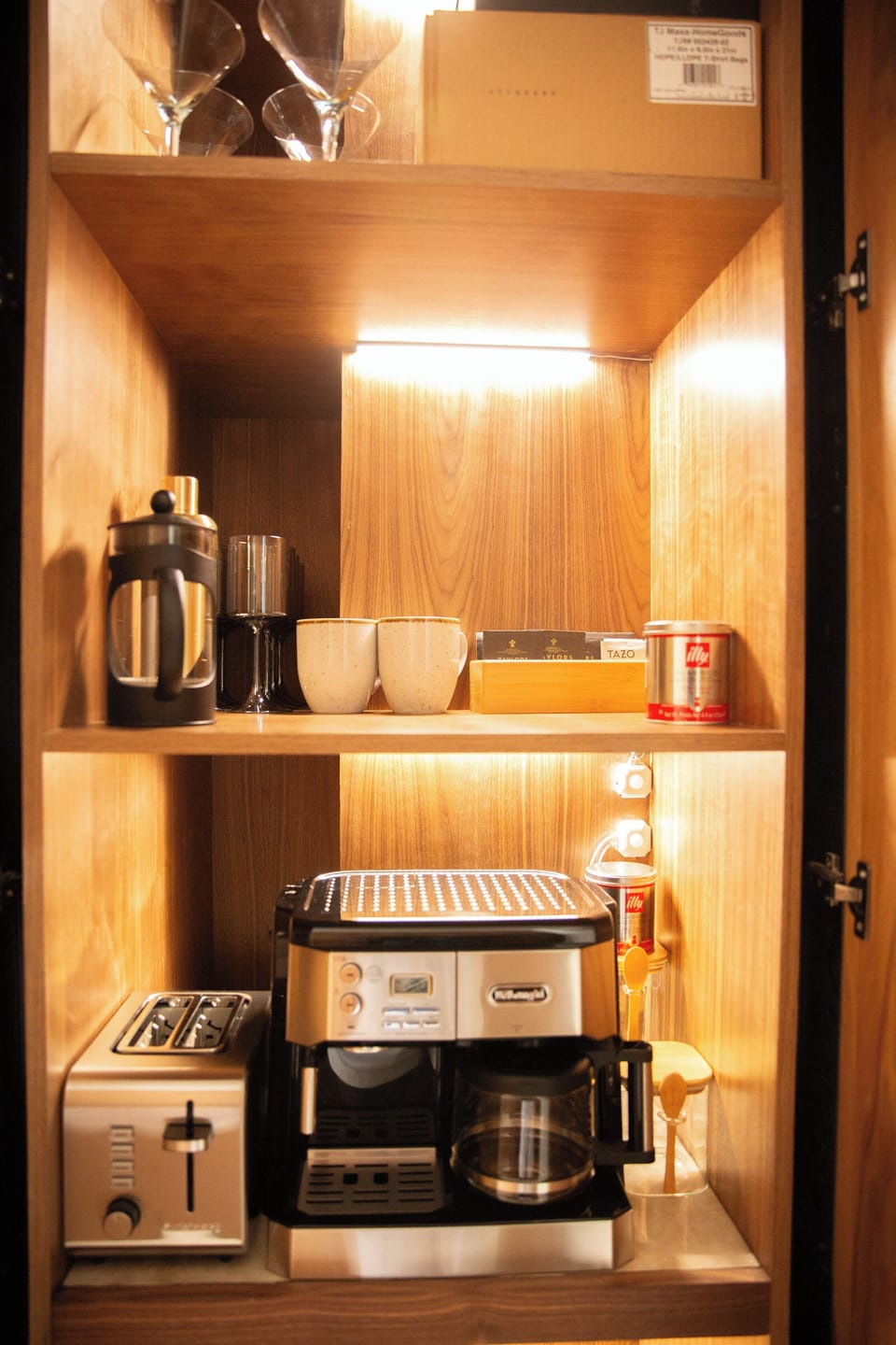 De'Longhi coffee and espresso bar.