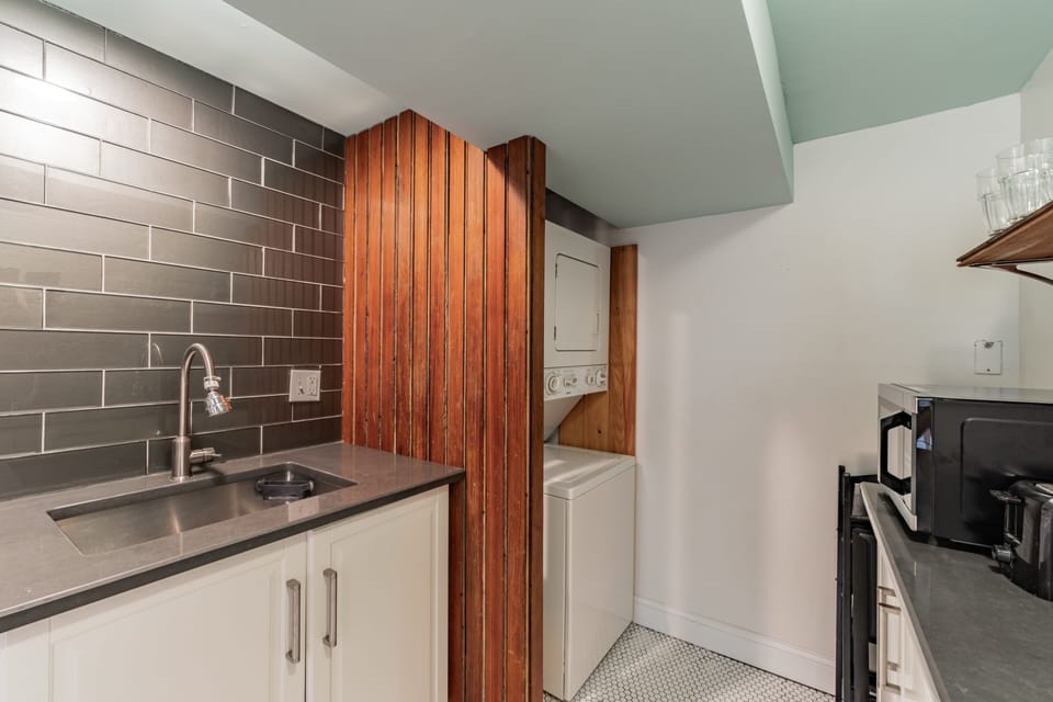 kitchen with washer/dryer (detergent provided)