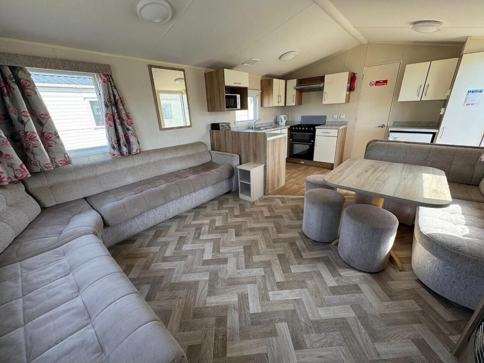 The perfect base for families wanting to build sandcastles, friends seeking a scenic escape, or anyone needing a refreshing short stay.