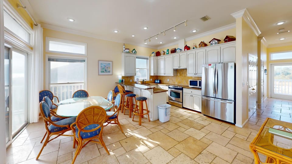 Kitchen & Dining