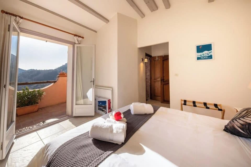 Wake up to the beautiful sunrise and laze in bed with your breakfast
