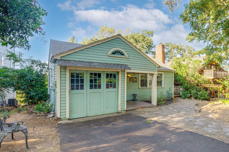 Hood River Vacation Rental | 2BR | 1BA | 1 Step to Enter | 883 Sq Ft