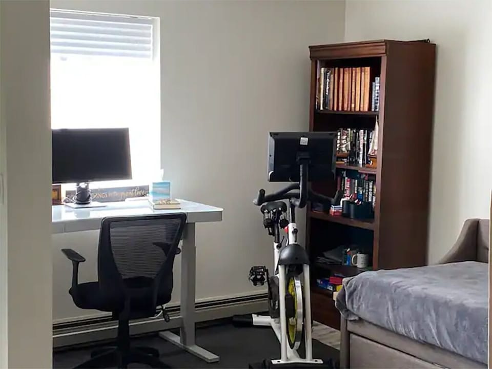 Dedicated workspace with height-adjustable work surface.