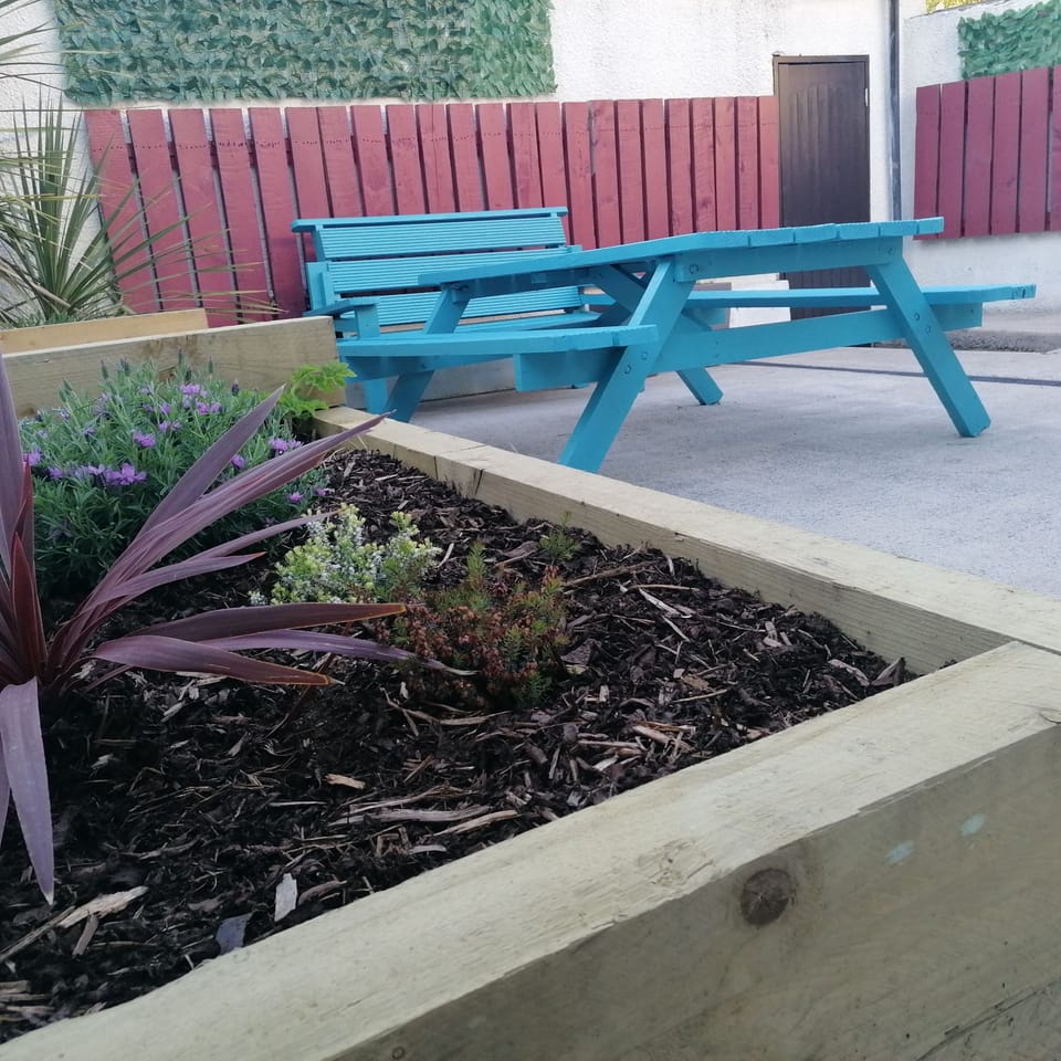 Walled patio area (1)