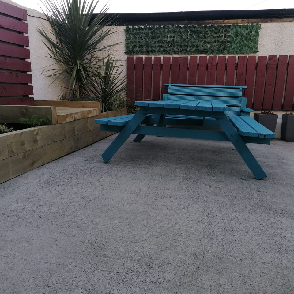 Walled patio area (2)