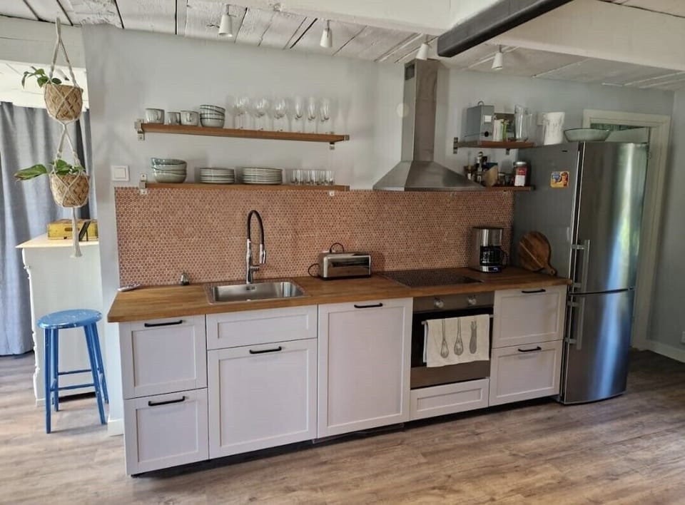 Fully equipped kitchen with dishwasher and all you need for making meals.