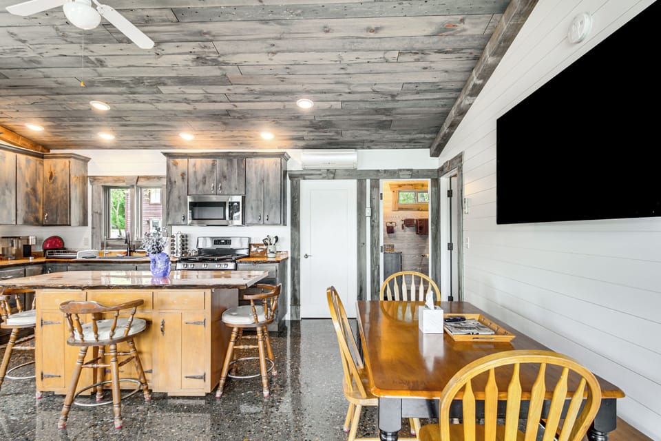 Dining Area | Dishware/Flatware