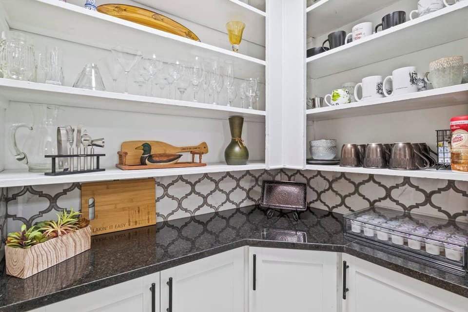 Fully equipped kitchen with ample storage and stylish decor ☕ Enjoy the convenience and elegance of this space.