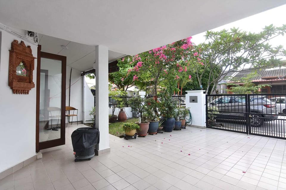 The car porch area.