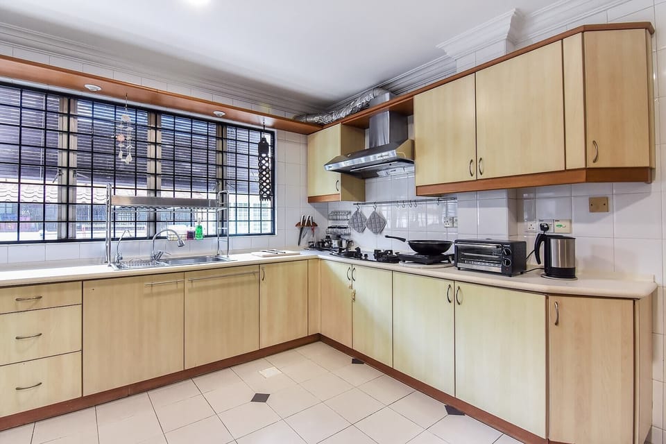 The well equipped kitchen.