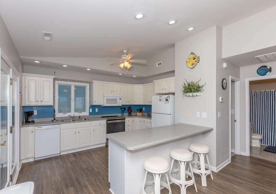 Kitchen with Eat-In Bar