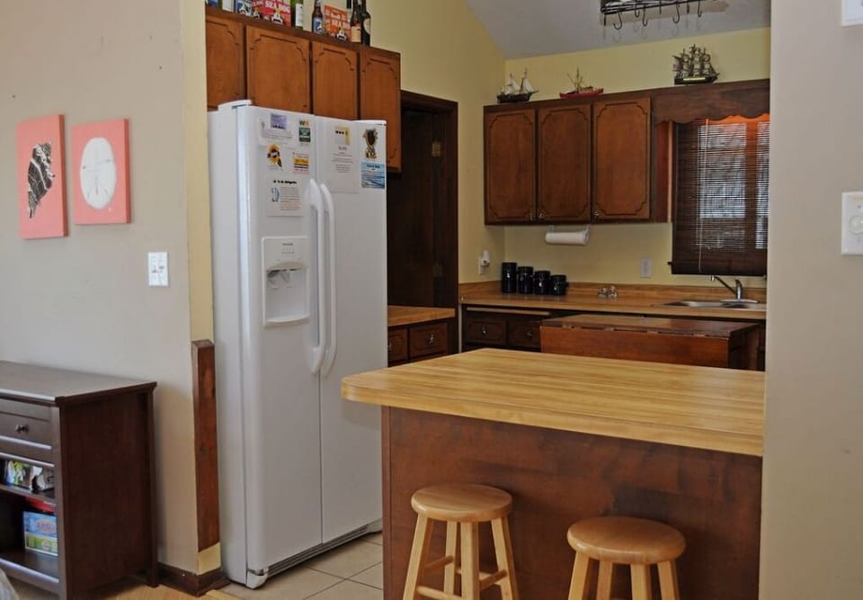 Kitchen with Eat-In Bar