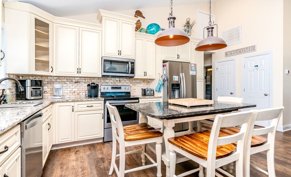 Kitchen with Eat In Seating