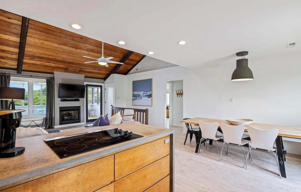 Top Level Fully Equipped Kitchen with Refrigerator, Diswasher, Coffee Maker, Toaster, Electric Cooktop and More 