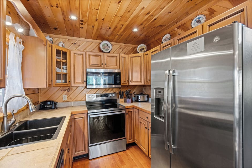 Spacious kitchen w/ stainless appliances & prep space