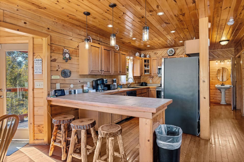 Spacious kitchen w/ stainless appliances & prep space